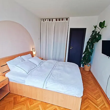 Bright Loft With Athenaeum View Daire