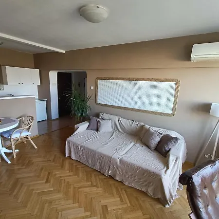 Bright Loft With Athenaeum View Apartment