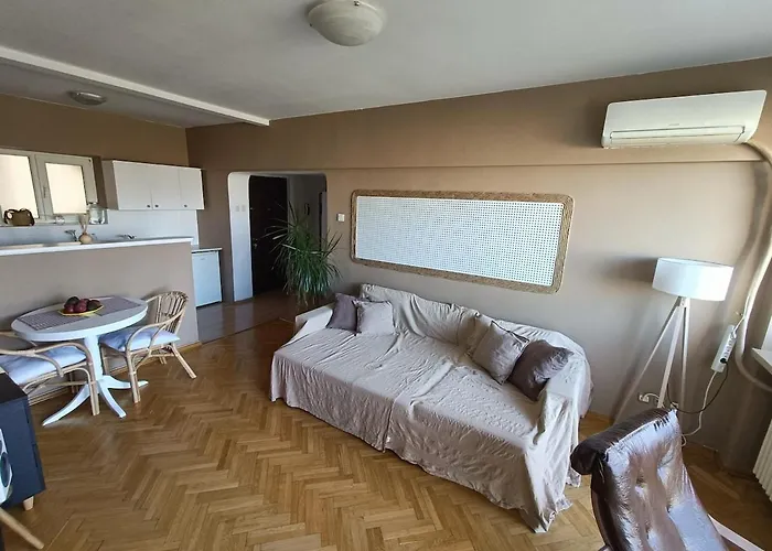 Bright Loft With Athenaeum View Apartment